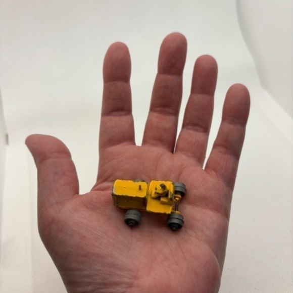 Lesney, Vintage Matchbox 1955 Caterpillar Tractor w/ Metal Wheels, Model 8-B - Picture 7 of 7